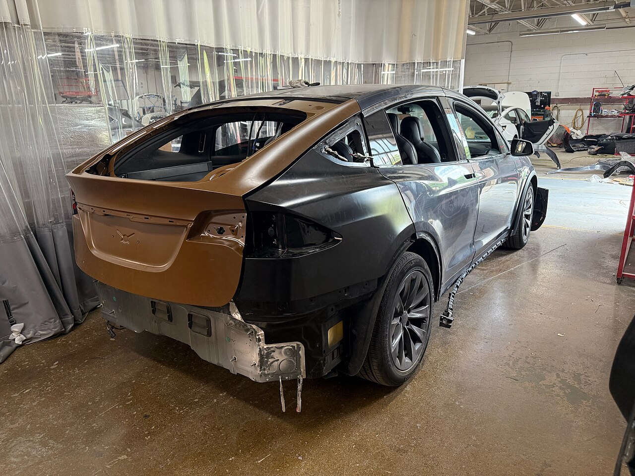Trabajo de reparación de carrocería en un automóvil